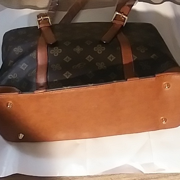 P Handbag - Picture 4 of 6